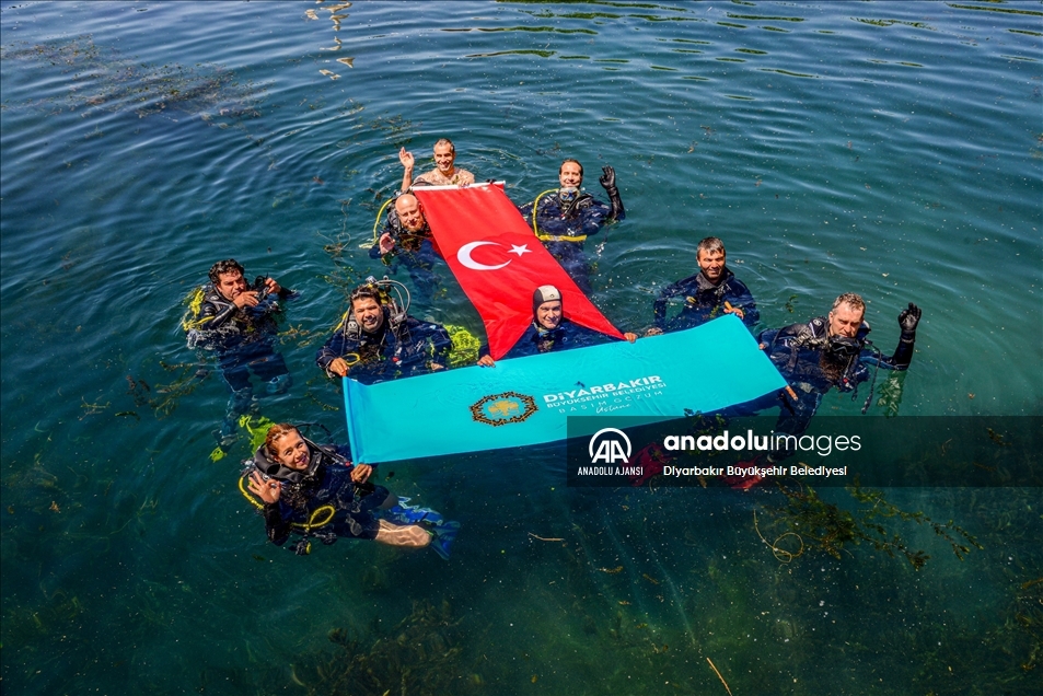 Diyarbakır'da sporcular 19 Mayıs'ı su altında kutladı