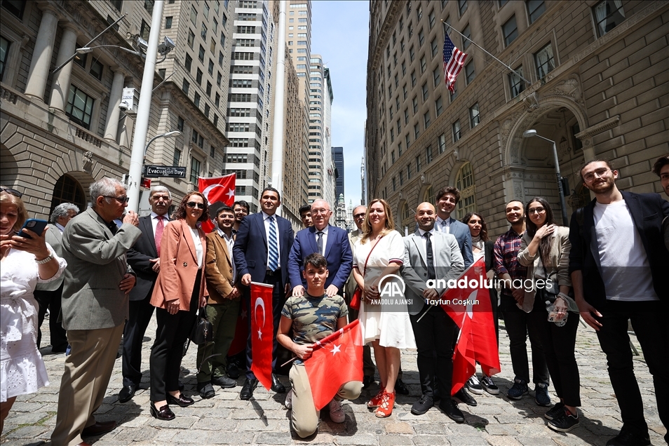 ABD'nin New York şehrinde Türk bayrağı göndere çekildi 