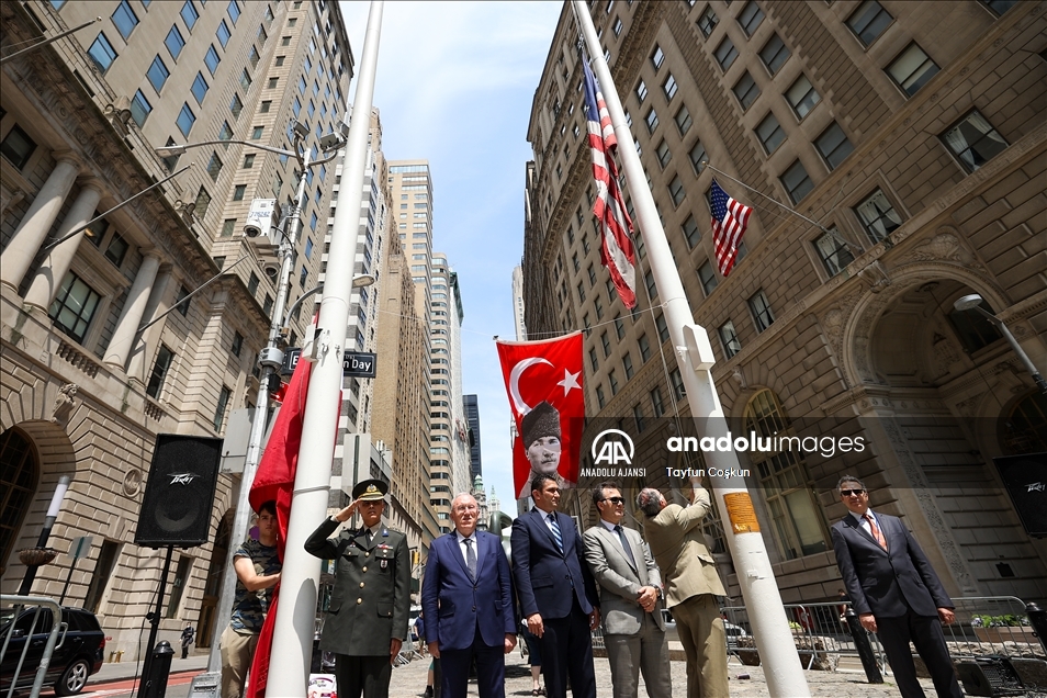ABD'nin New York şehrinde Türk bayrağı göndere çekildi 