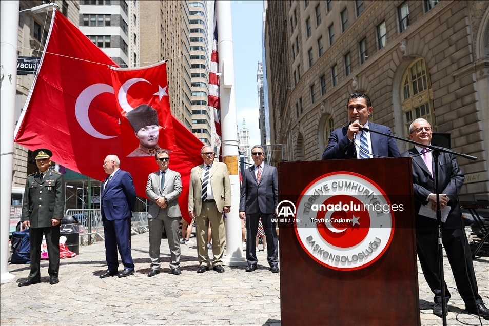 ABD'nin New York şehrinde Türk bayrağı göndere çekildi 