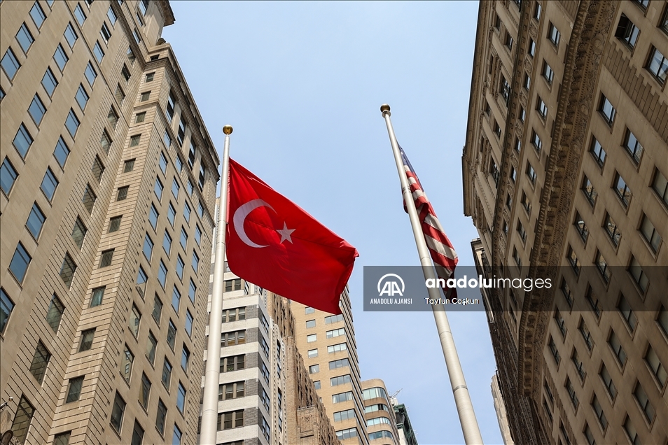 ABD'nin New York şehrinde Türk bayrağı göndere çekildi 