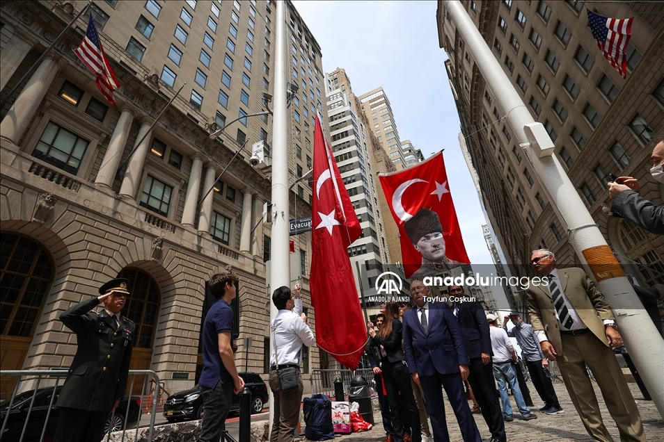 ABD'nin New York şehrinde Türk bayrağı göndere çekildi 