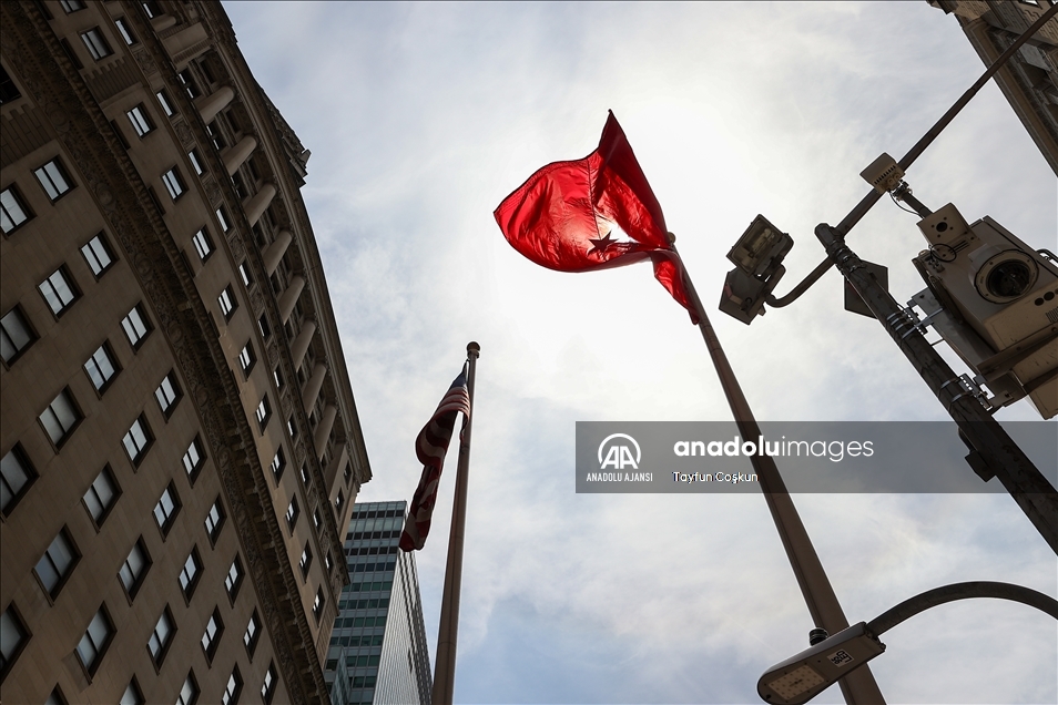 ABD'nin New York şehrinde Türk bayrağı göndere çekildi 