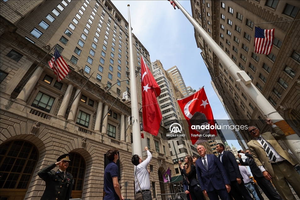 ABD'nin New York şehrinde Türk bayrağı göndere çekildi 