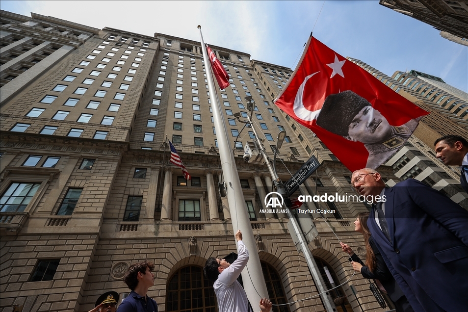 ABD'nin New York şehrinde Türk bayrağı göndere çekildi 