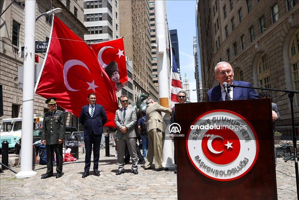 ABD'nin New York şehrinde Türk bayrağı göndere çekildi 
