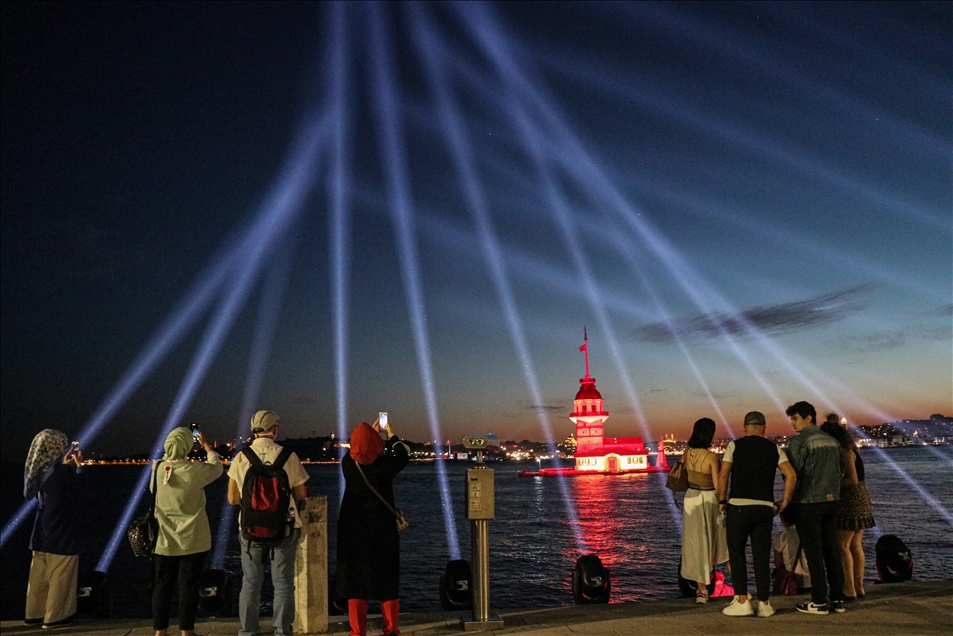 19 Mayıs İstanbul Boğazı'nda ışık gösterileriyle kutlandı