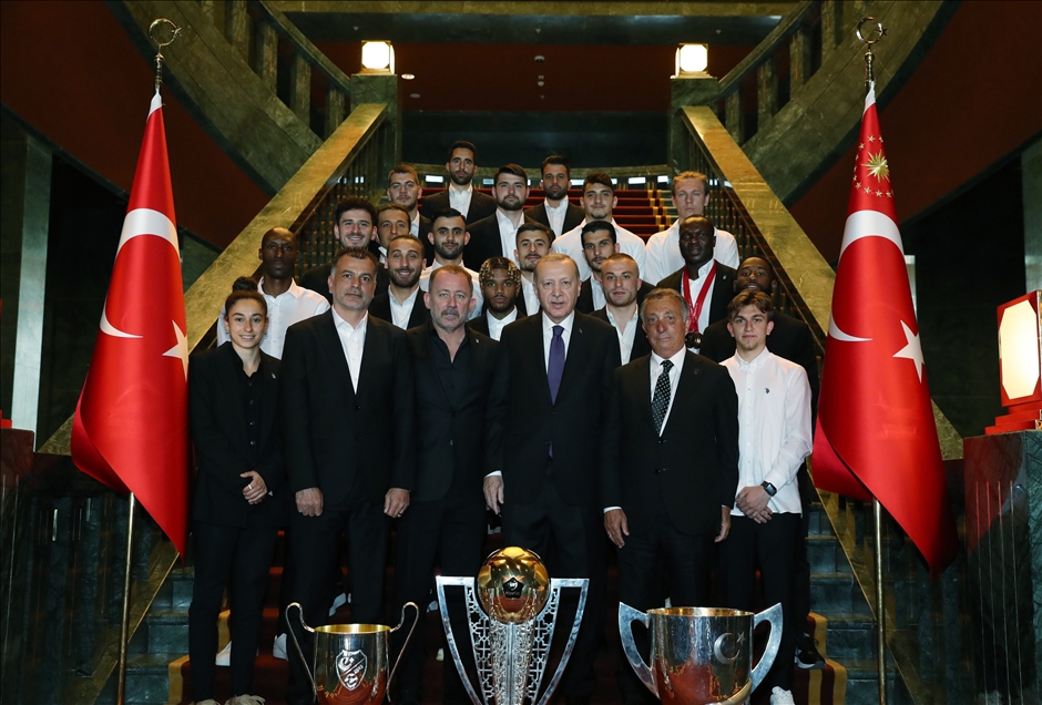 Cumhurbaşkanı Erdoğan, Beşiktaş JK yönetici, teknik heyet ve futbolcularını kabul etti