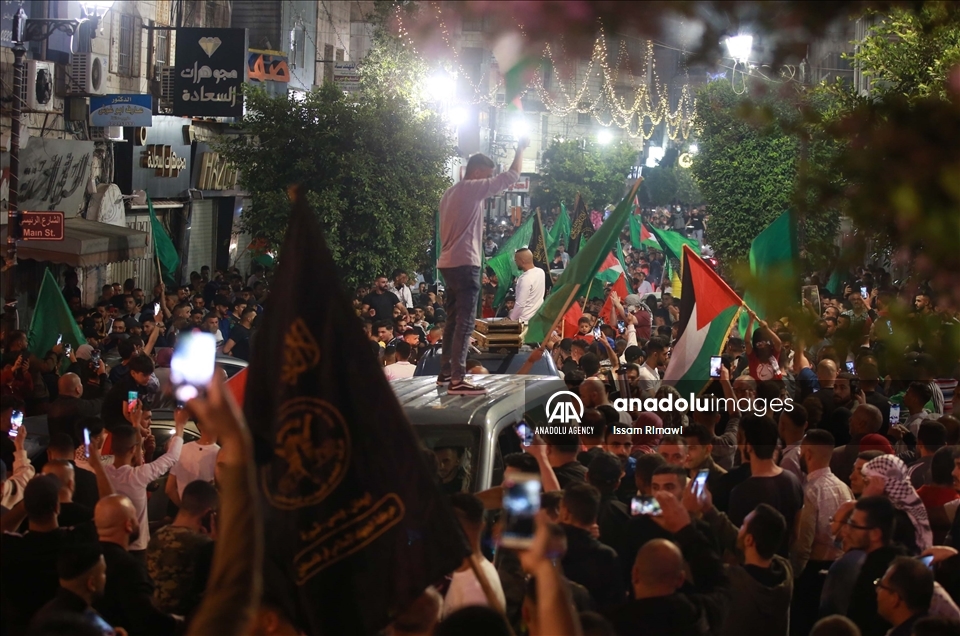 Të rinjtë palestinezë në Gaza dhe Bregun Perëndimor në atmosferë festive për "armëpushimin"