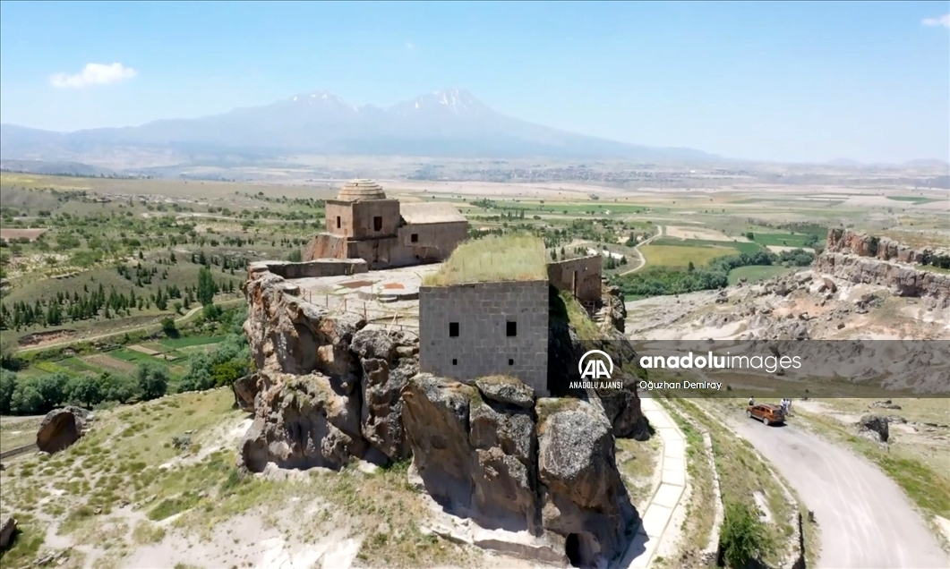 Aksaray'daki Yüksek Kilise ihtişamıyla ziyaretçilerini bekliyor