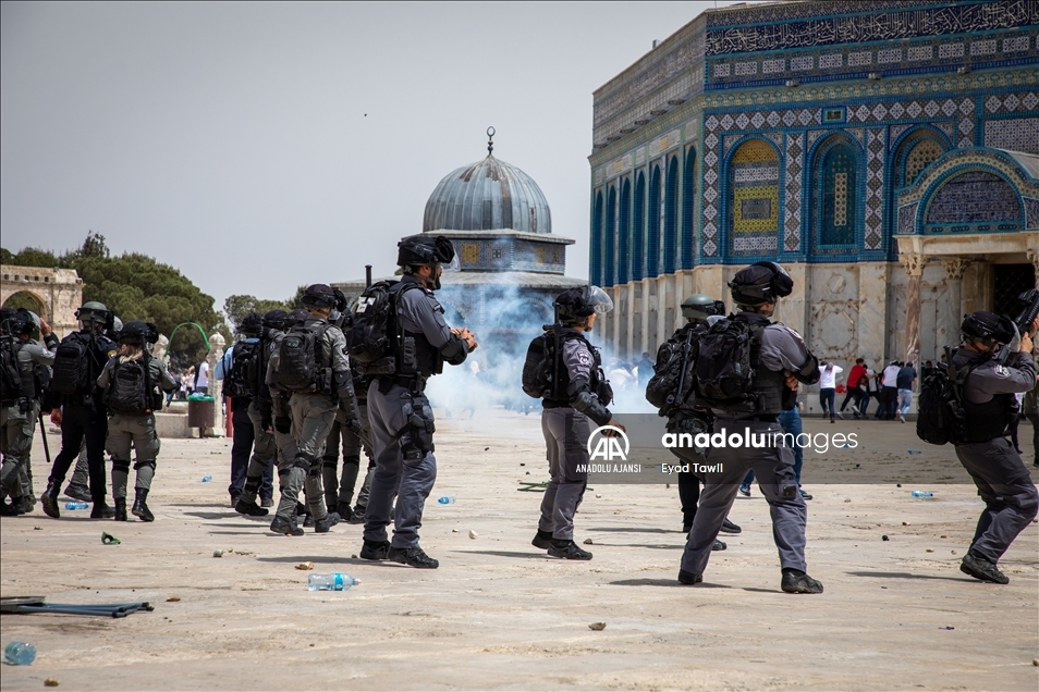 İsrail polisi cuma namazı sonrası Mescid-i Aksa’daki cemaate saldırdı