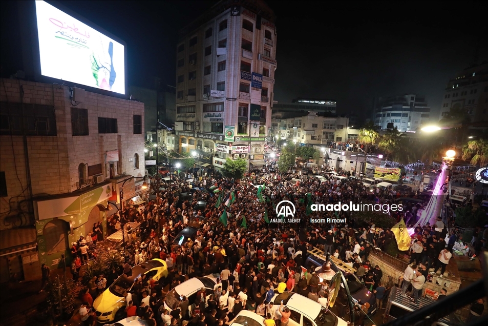 Të rinjtë palestinezë në Gaza dhe Bregun Perëndimor në atmosferë festive për "armëpushimin"