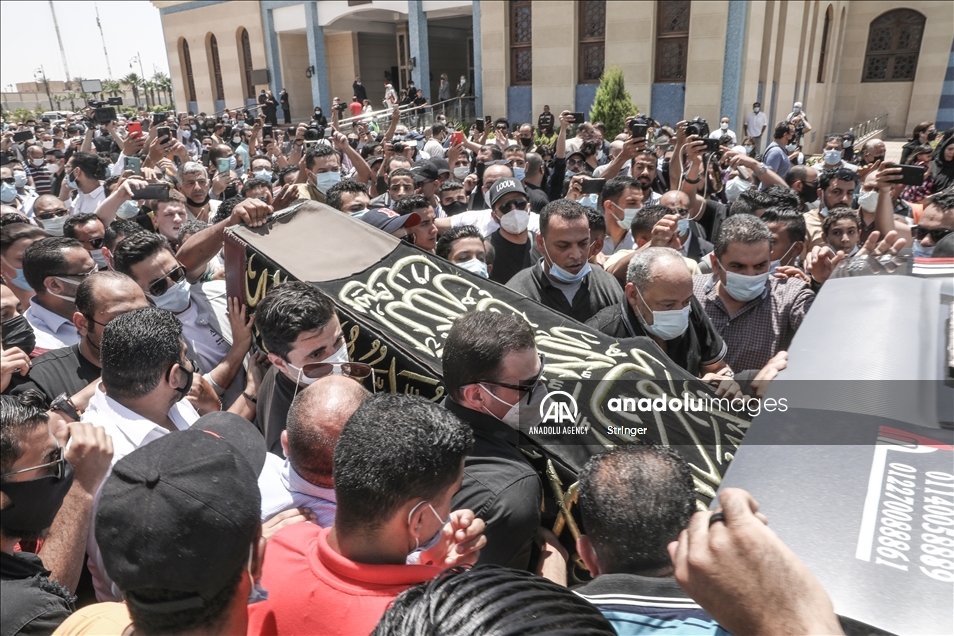 تشييع الفنان المصري سمير غانم الذي توفي متأثرا بإصابته بكورونا​​​​​​​