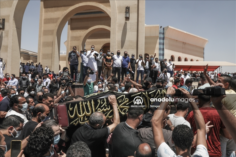 تشييع الفنان المصري سمير غانم الذي توفي متأثرا بإصابته بكورونا​​​​​​​