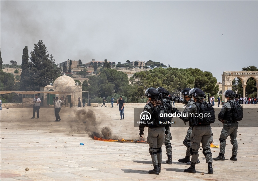 İsrail polisi cuma namazı sonrası Mescid-i Aksa’daki cemaate saldırdı