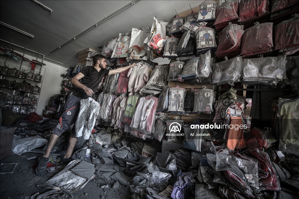 Palestinians repair shops damaged by Israeli attacks