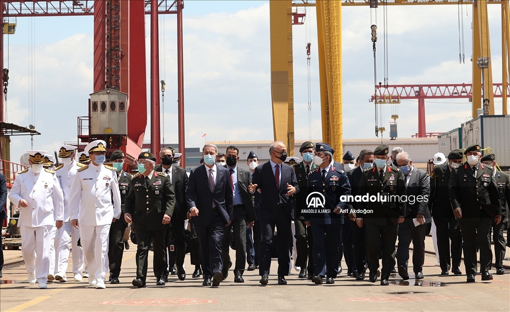 Akar ve TSK komuta kademesi, inşası devam eden TCG Anadolu’yu inceledi