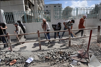 Sous le slogan "Nous allons la reconstruire", la jeunesse de Gaza nettoie les traces de l'agression israélienne
