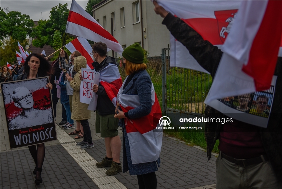 Belarusians protest against blogger detention on forced diverted Ryanair flight