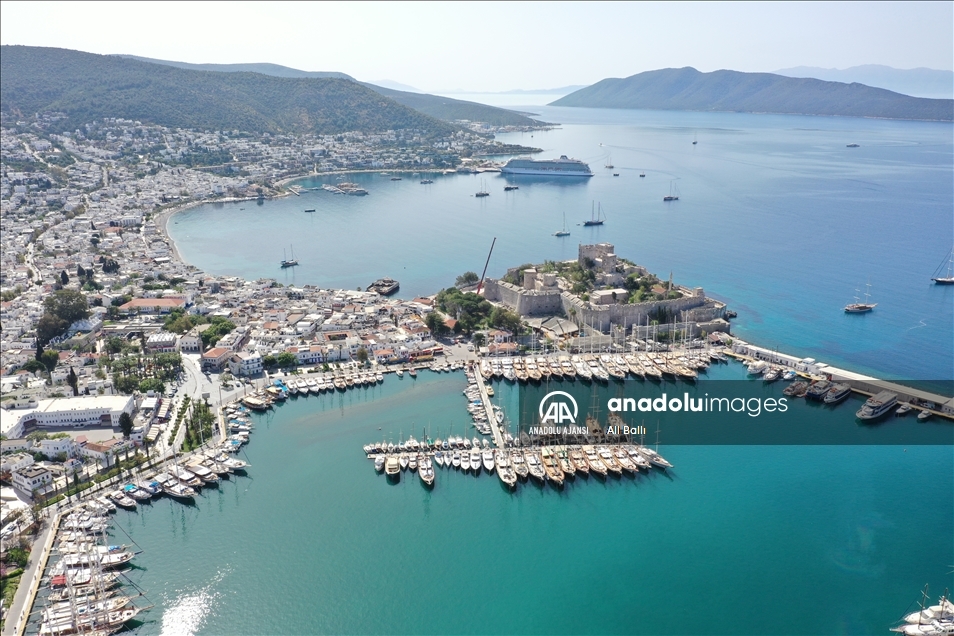 Bodrum'a "mavi tur" için gelen turistler denize "güvenli" açılacak