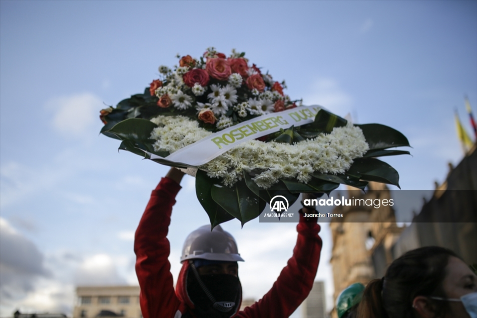 Manifestantes realizaron un plantón frente al Congreso de Colombia en el que recordaron a los muertos en las protestas con coronas fúnebres