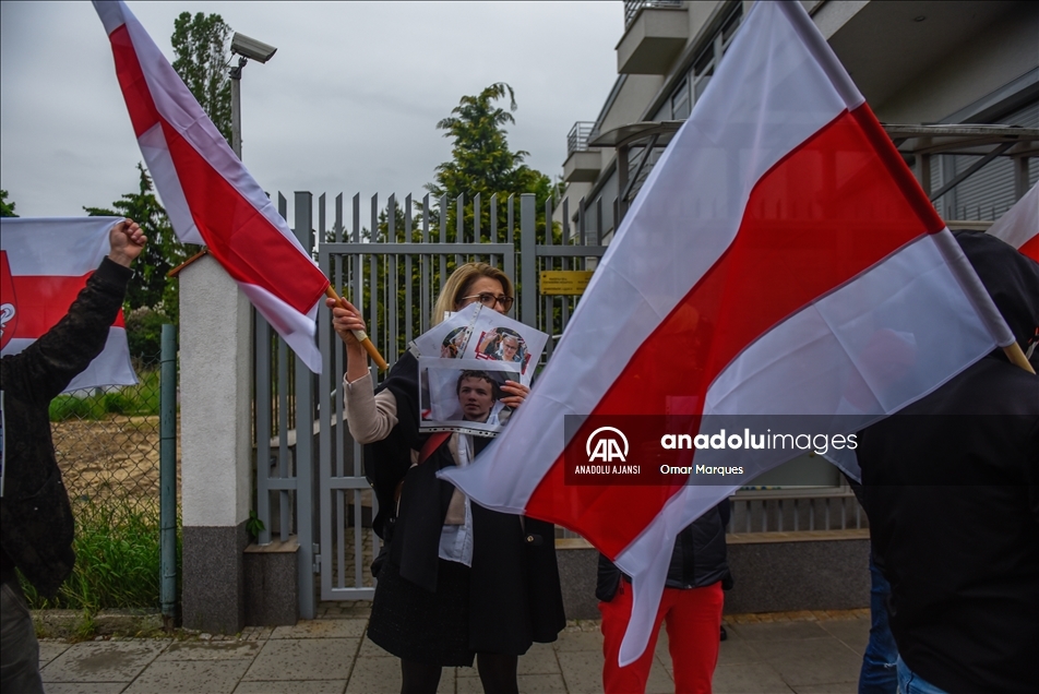 Belarusians protest against blogger detention on forced diverted Ryanair flight