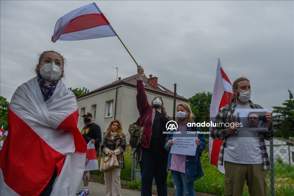 Belarusians protest against blogger detention on forced diverted Ryanair flight