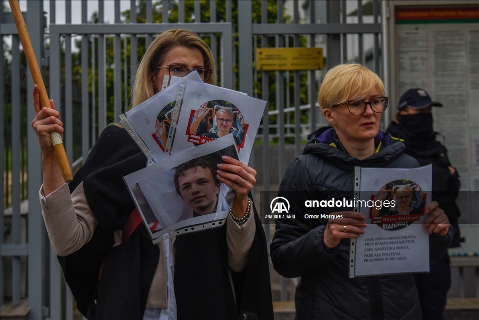 Belarusians protest against blogger detention on forced diverted Ryanair flight