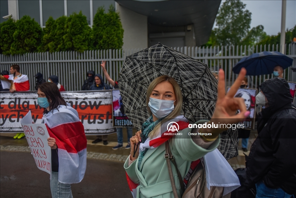 Belarusians protest against blogger detention on forced diverted Ryanair flight