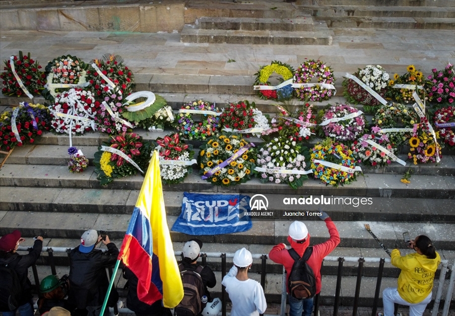 Manifestantes realizaron un plantón frente al Congreso de Colombia en el que recordaron a los muertos en las protestas con coronas fúnebres
