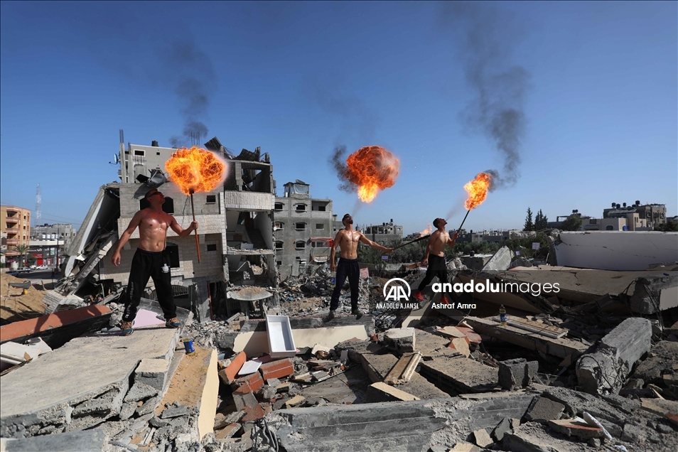 Filistinliler ateş gösterisiyle İsrail'in saldırılarına dikkat çekti