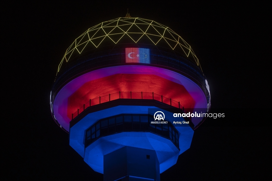 La Tour Atakule, monument phare de la capitale turque, illuminée aux couleurs de l'Afrique