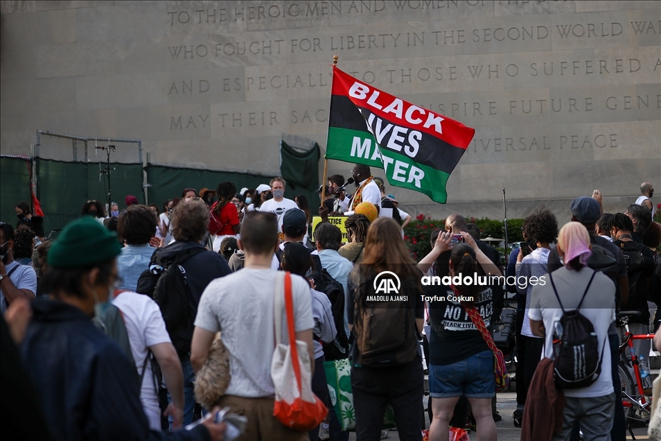 Siyahi George Floyd ölümünün birinci yılında New York'ta anıldı