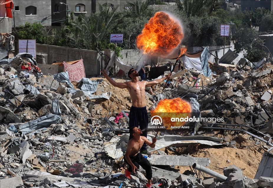 Filistinliler ateş gösterisiyle İsrail'in saldırılarına dikkat çekti