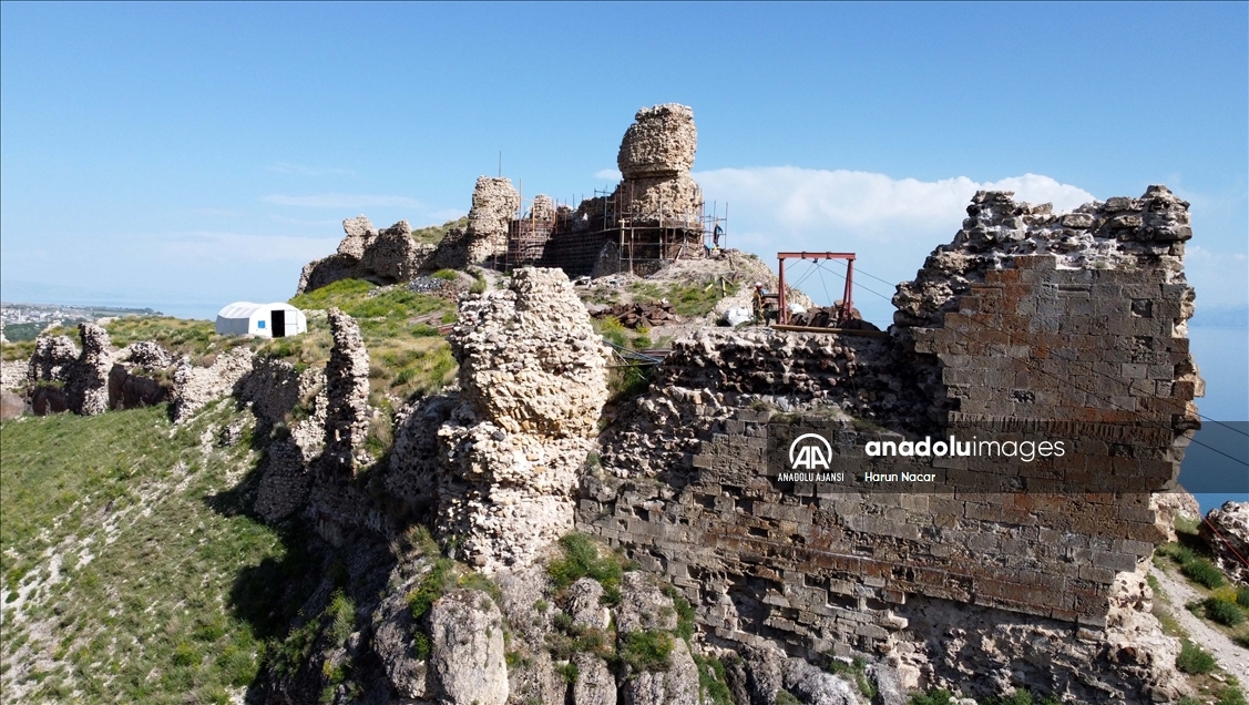 Van Gölü'nün eşsiz manzarasına sahip Urartu Kalesi restore ediliyor