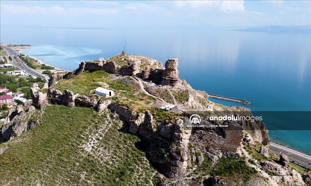 Van Gölü'nün eşsiz manzarasına sahip Urartu Kalesi restore ediliyor