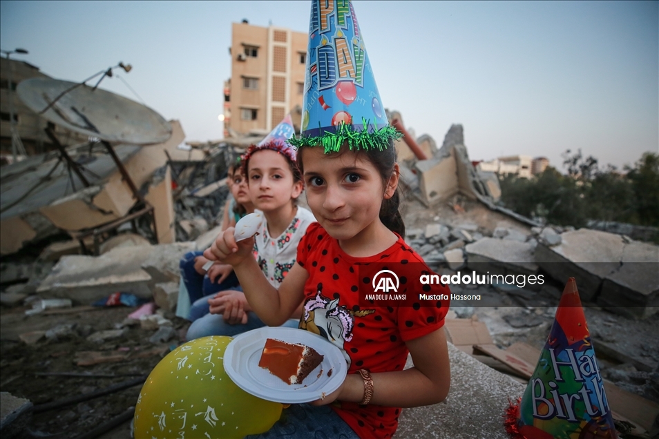 Oğlunun doğum gününü yıkılan evininin harabesi üstünde kutladı