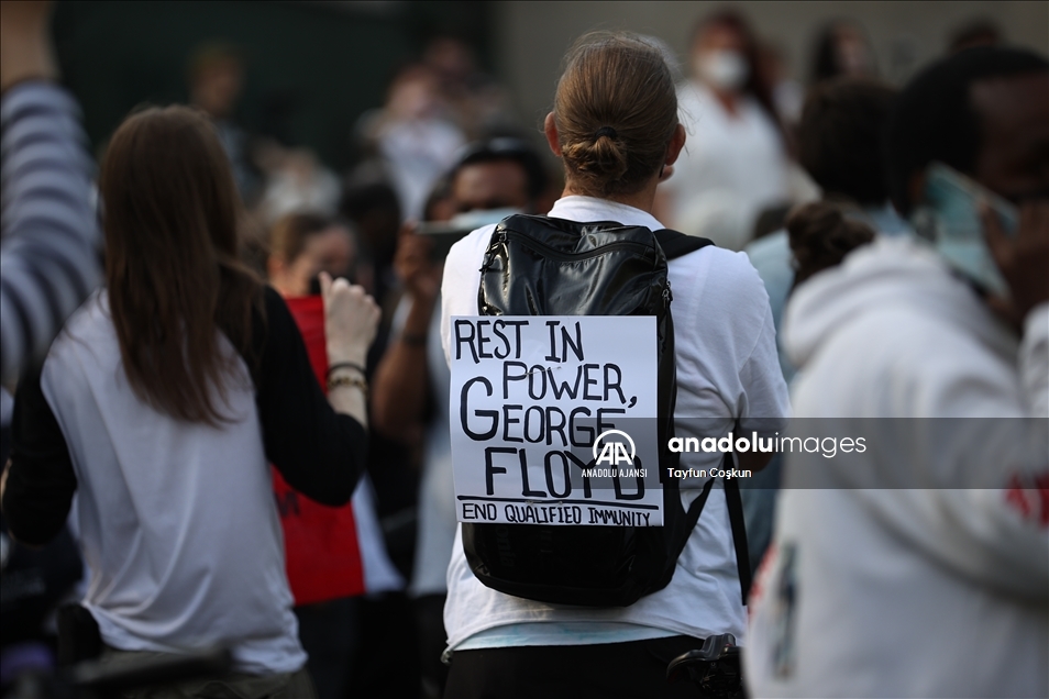 Siyahi George Floyd ölümünün birinci yılında New York'ta anıldı