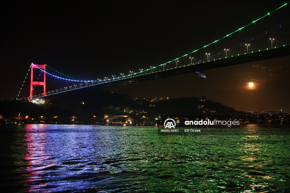 Стамбульские мосты окрасились в цвета азербайджанского флага