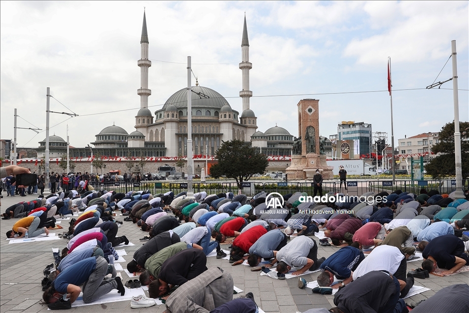 Mosque in Istanbul's Taksim Square opened its doors to worshippers