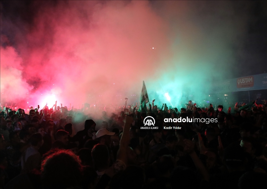 TFF 1. Lig'e yükselen Kocaelispor'u kentte taraftarlar karşıladı