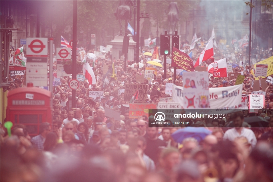 İngiltere’de aşı ve Kovid-19 önlemi karşıtı protesto