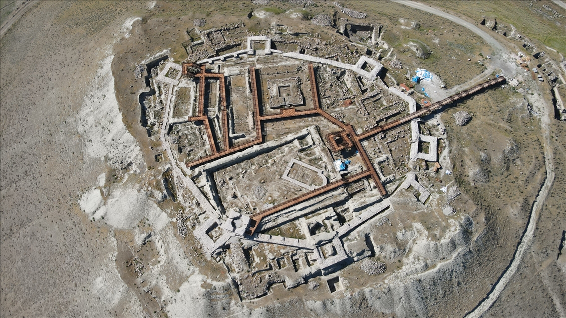 Arkeoparka dönüştürülen 2900 yıllık Urartu şehri turistleri ağırlamak için gün sayıyor