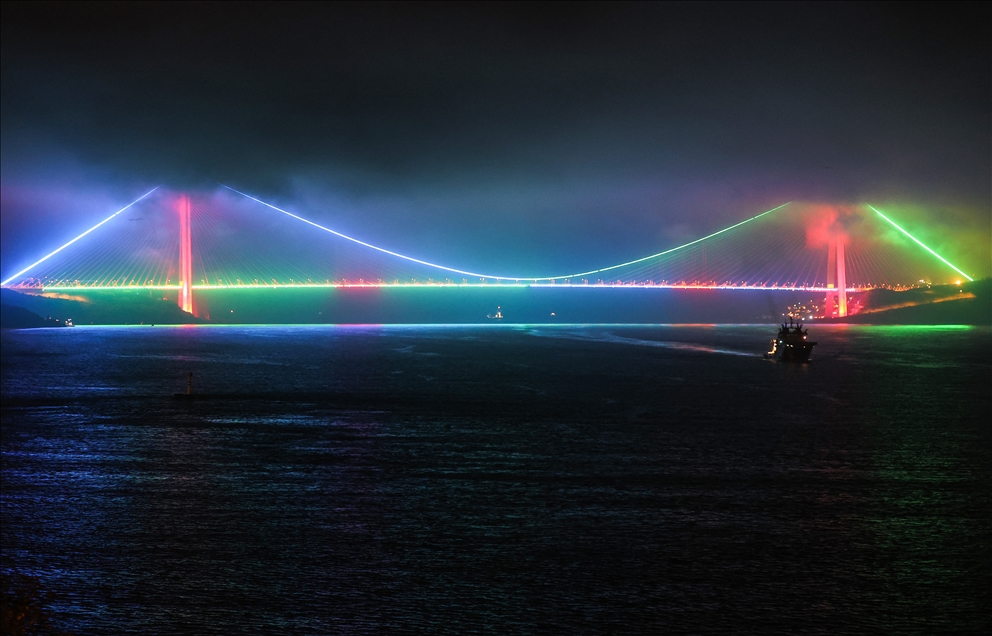 İstanbul'un köprüleri Azerbaycan bayrağının renklerine büründü