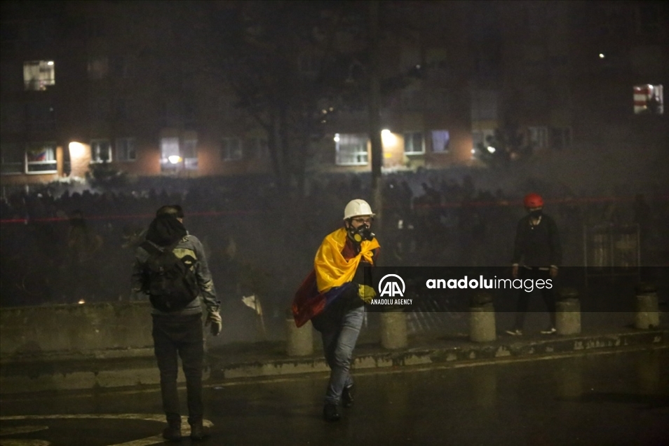 Enfrentamientos entre manifestantes y el Esmad cuando se cumple un mes de paro en Colombia