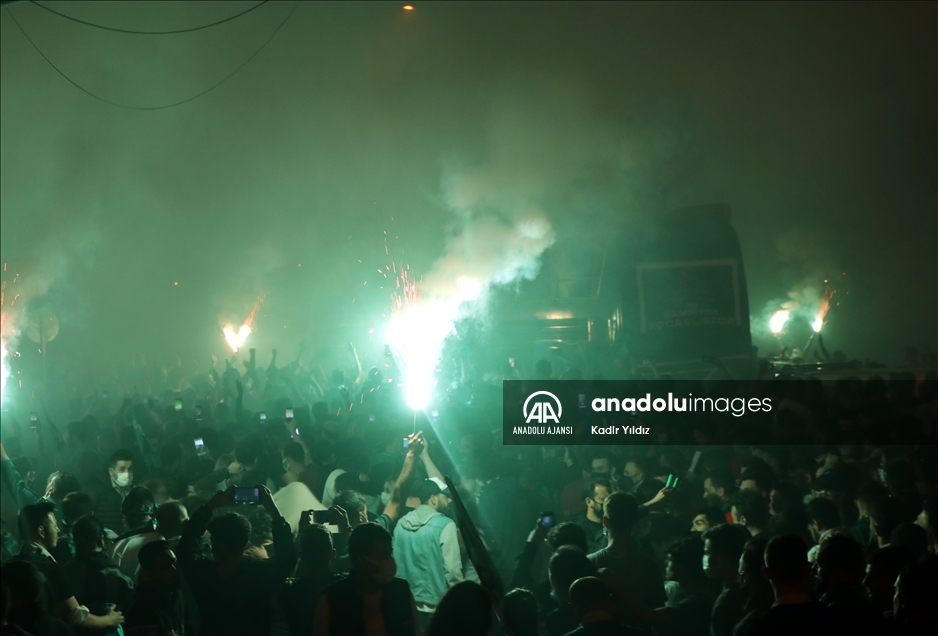 TFF 1. Lig'e yükselen Kocaelispor'u kentte taraftarlar karşıladı