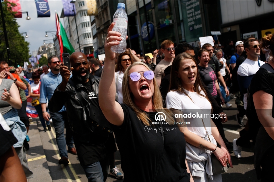 İngiltere’de aşı ve Kovid-19 önlemi karşıtı protesto