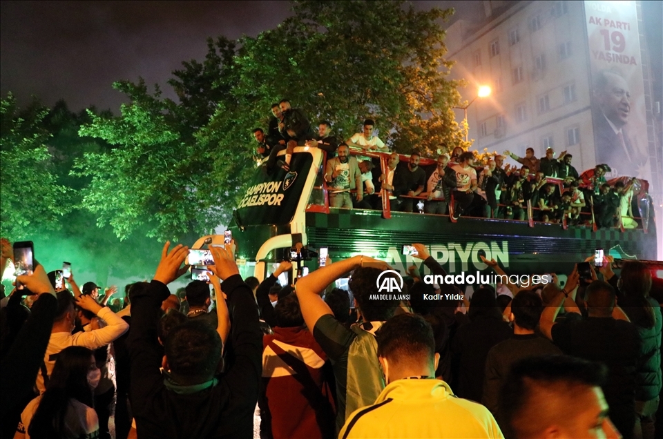 TFF 1. Lig'e yükselen Kocaelispor'u kentte taraftarlar karşıladı