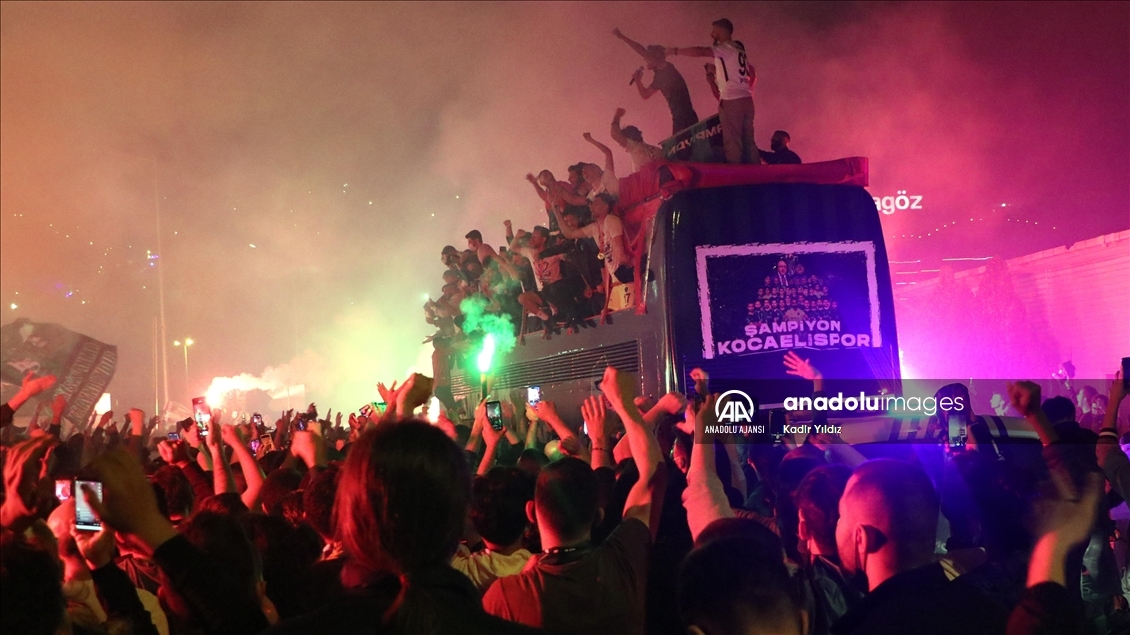 TFF 1. Lig'e yükselen Kocaelispor'u kentte taraftarlar karşıladı