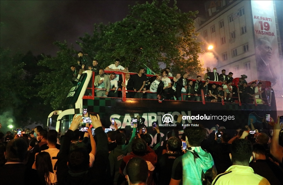 TFF 1. Lig'e yükselen Kocaelispor'u kentte taraftarlar karşıladı